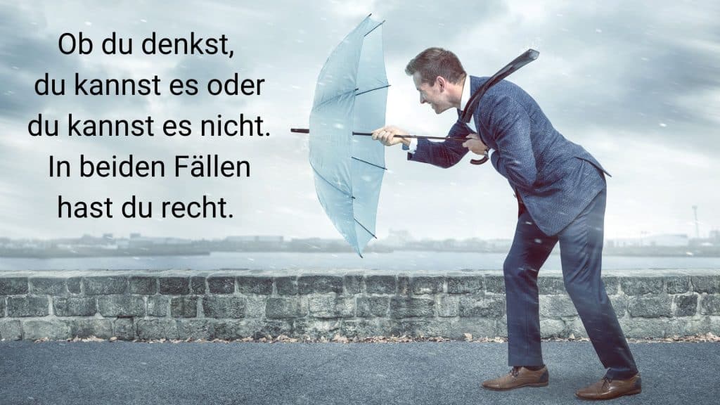 Ein Mann mit einem Regenschirm kämpft gegen den Sturm.