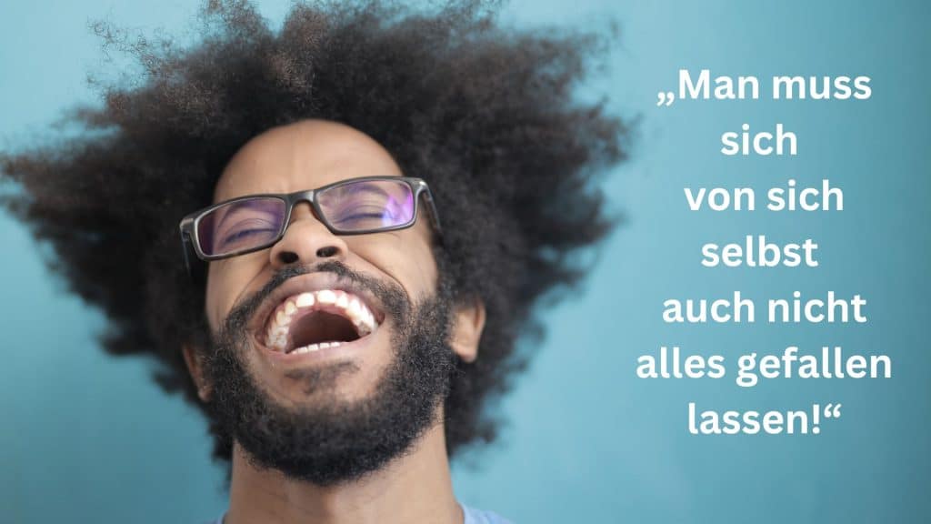 Lachender Mann mit dem Text: Man muss sich von sich selbst auch nicht alles gefallen lassen.