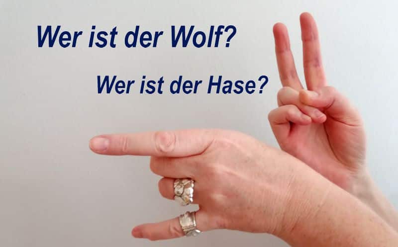 Zwei Hände symbolisieren "Wer ist der Wolf? Wer ist der Hase?"